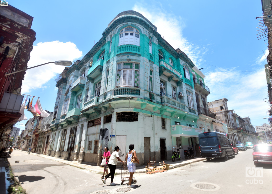 Calle Trocadero y Amistad, en Centro Habana. Foto: Otmaro Rodríguez.