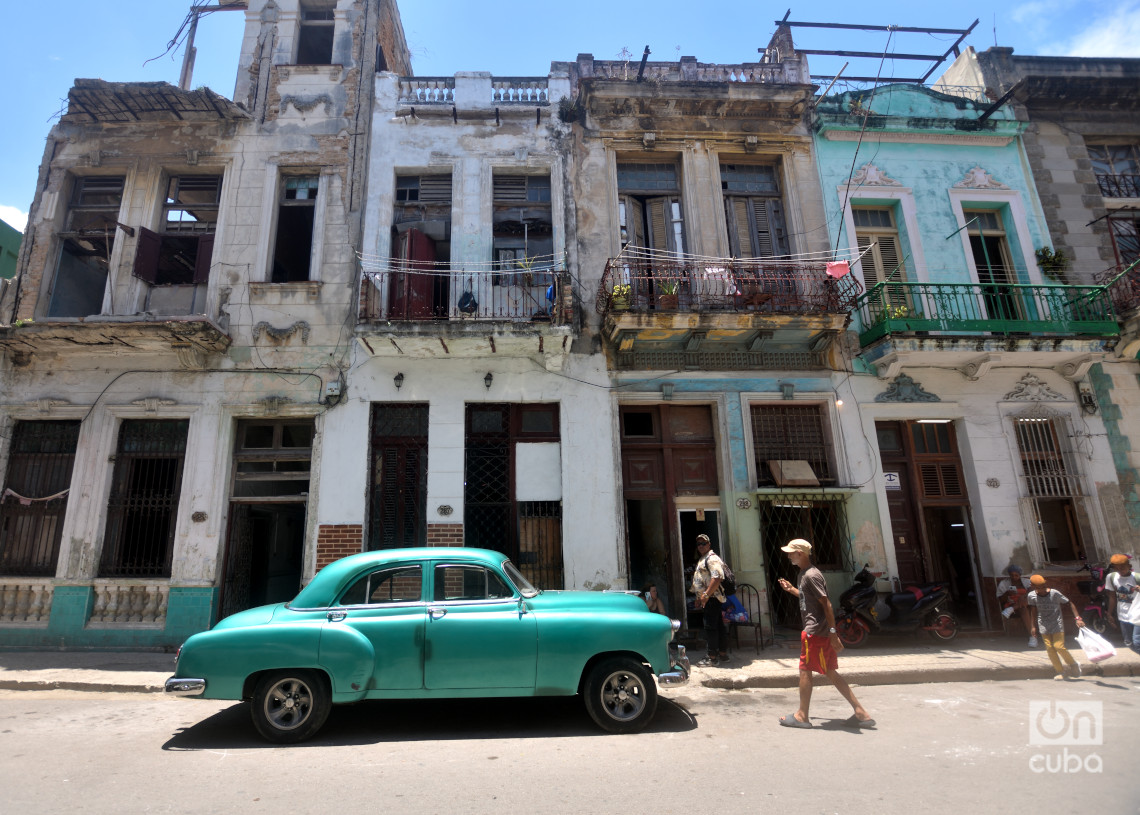 Viviendas en la Calle Trocadero, en Centro Habana. Foto: Otmaro Rodríguez.
