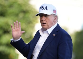 Donald Trump saluda a los periodistas en el jardín sur de la Casa Blanca a su regreso de un fin de semana en Bedminster, Nueva Jersey. Foto: EFE/EPA/Yuri Gripas / POOL.