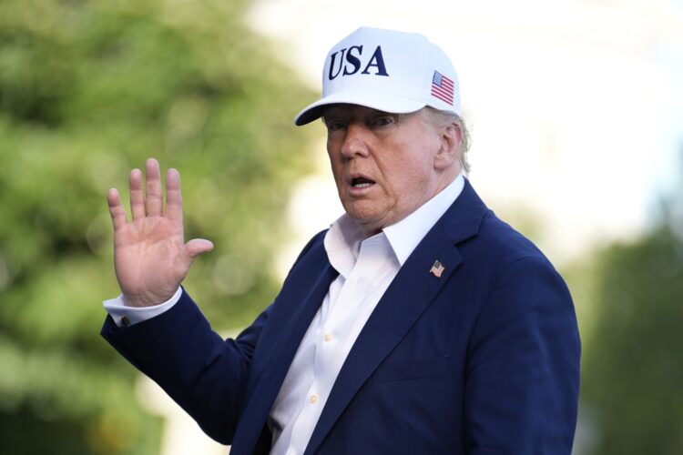 Donald Trump saluda a los periodistas en el jardín sur de la Casa Blanca a su regreso de un fin de semana en Bedminster, Nueva Jersey. Foto: EFE/EPA/Yuri Gripas / POOL.