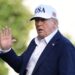 Donald Trump saluda a los periodistas en el jardín sur de la Casa Blanca a su regreso de un fin de semana en Bedminster, Nueva Jersey. Foto: EFE/EPA/Yuri Gripas / POOL.