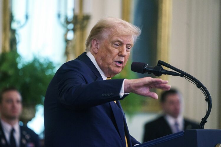 Donald Trump en la firma de la "Ley para Detener el Tráfico Letal de Fentanilo", en la Casa Blanca, el 16 de julio. Foto: EFE/EPA/WILL OLIVER.