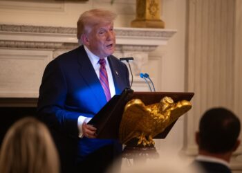 Donald Trump habla durante una cena con senadores republicanos y otros invitados en el Comedor de Estado de la Casa Blanca el 18 de julio. Foto: EFE/EPA/FRANCIS CHUNG / POOL.
