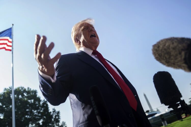 Donald Trump sale de la Casa Blanca para una visita de cuatro días a Escocia. Foto: Keir Starmer. EFE/EPA/WILL OLIVER / POOL.