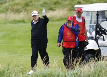 Donald Trump en un campo de golf en Turnberry, Escocia, el 27 de julio. Foto: EFE/EPA/TOLGA AKMEN.