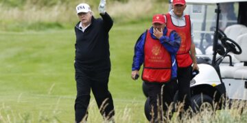 Donald Trump en un campo de golf en Turnberry, Escocia, el 27 de julio. Foto: EFE/EPA/TOLGA AKMEN.