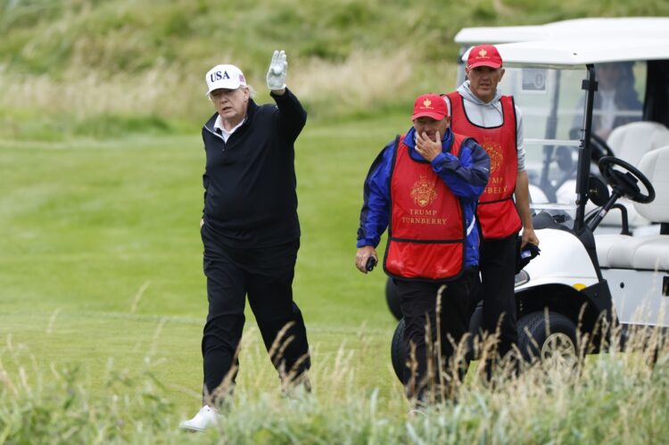 Donald Trump en un campo de golf en Turnberry, Escocia, el 27 de julio. Foto: EFE/EPA/TOLGA AKMEN.