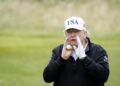 Donald Trump, gesticula mientras habla con los medios mientras juega al golf en el campo Trump Turnberry, Escocia, Gran Bretaña, el 27 de julio de 2025. El presidente estadounidense, Trump, se encuentra en Escocia, donde visitará sus campos de golf y se reunirá con el primer ministro británico, Keir Starmer. (Reino Unido) EFE/EPA/TOLGA AKMEN.
