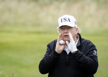 Donald Trump, gesticula mientras habla con los medios mientras juega al golf en el campo Trump Turnberry, Escocia, Gran Bretaña, el 27 de julio de 2025. El presidente estadounidense, Trump, se encuentra en Escocia, donde visitará sus campos de golf y se reunirá con el primer ministro británico, Keir Starmer. (Reino Unido) EFE/EPA/TOLGA AKMEN.