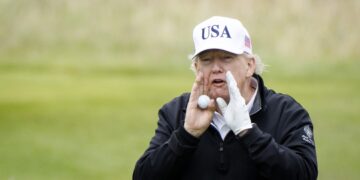 Donald Trump, gesticula mientras habla con los medios mientras juega al golf en el campo Trump Turnberry, Escocia, Gran Bretaña, el 27 de julio de 2025. El presidente estadounidense, Trump, se encuentra en Escocia, donde visitará sus campos de golf y se reunirá con el primer ministro británico, Keir Starmer. (Reino Unido) EFE/EPA/TOLGA AKMEN.