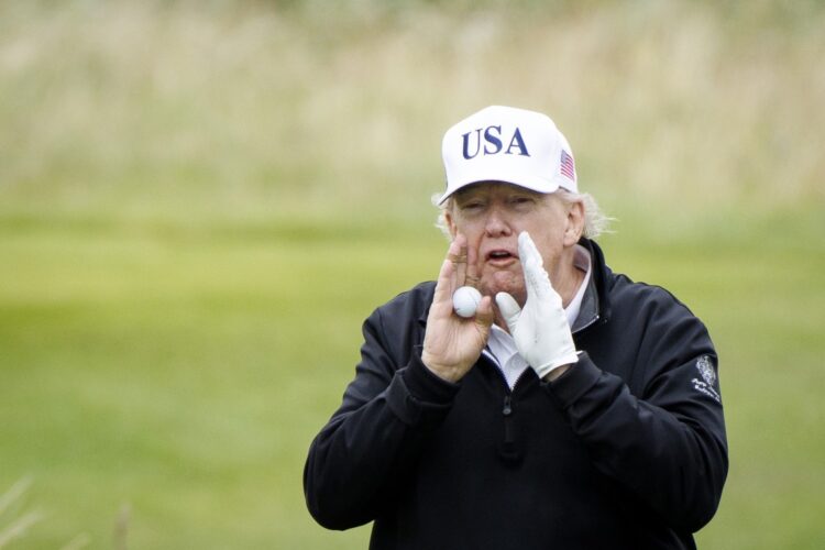 Donald Trump, gesticula mientras habla con los medios mientras juega al golf en el campo Trump Turnberry, Escocia, Gran Bretaña, el 27 de julio de 2025. El presidente estadounidense, Trump, se encuentra en Escocia, donde visitará sus campos de golf y se reunirá con el primer ministro británico, Keir Starmer. (Reino Unido) EFE/EPA/TOLGA AKMEN.