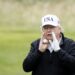 Donald Trump, gesticula mientras habla con los medios mientras juega al golf en el campo Trump Turnberry, Escocia, Gran Bretaña, el 27 de julio de 2025. El presidente estadounidense, Trump, se encuentra en Escocia, donde visitará sus campos de golf y se reunirá con el primer ministro británico, Keir Starmer. (Reino Unido) EFE/EPA/TOLGA AKMEN.