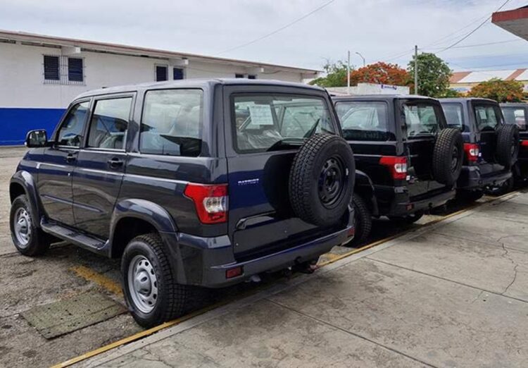 Vehículos todoterrenos rusos UAZ Patriot, ensamblados en Cuba. Foto: Tomada del perfil de Facebook de la Embajada de Rusia en Cuba.