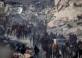 Una columna de desplazados palestinos se dirige hacia Rafah, al sur de Gaza, mientras abandonan Jan Yunis, donde se habían refugiado debido a los ataques de Israel. Foto: Haitham Imad / EFE.