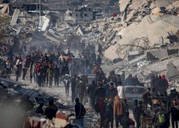 Una columna de desplazados palestinos se dirige hacia Rafah, al sur de Gaza, mientras abandonan Jan Yunis, donde se habían refugiado debido a los ataques de Israel. Foto: Haitham Imad / EFE.