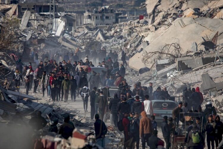 Una columna de desplazados palestinos se dirige hacia Rafah, al sur de Gaza, mientras abandonan Jan Yunis, donde se habían refugiado debido a los ataques de Israel. Foto: Haitham Imad / EFE.