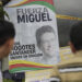 Personas orando por el senador Miguel Uribe ante un altar improvisado. Foto: EFE/ Carlos Ortega.