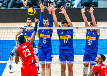 El atacador cubano Marlon Yant intenta perforar el bloqueo de Italia durante un partido de la Liga de Naciones de voleibol celebrado en 2024. Foto: Volleyball World.