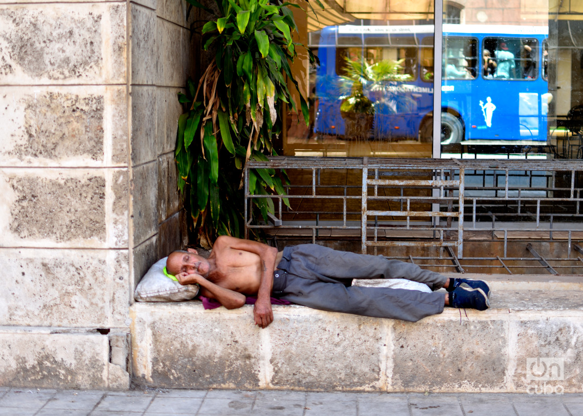 Un hombre en situación de vulnerabilidad duerme es las afueras del museo de Bellas Artes, en La Habana. Foto: Otmaro Rodríguez.