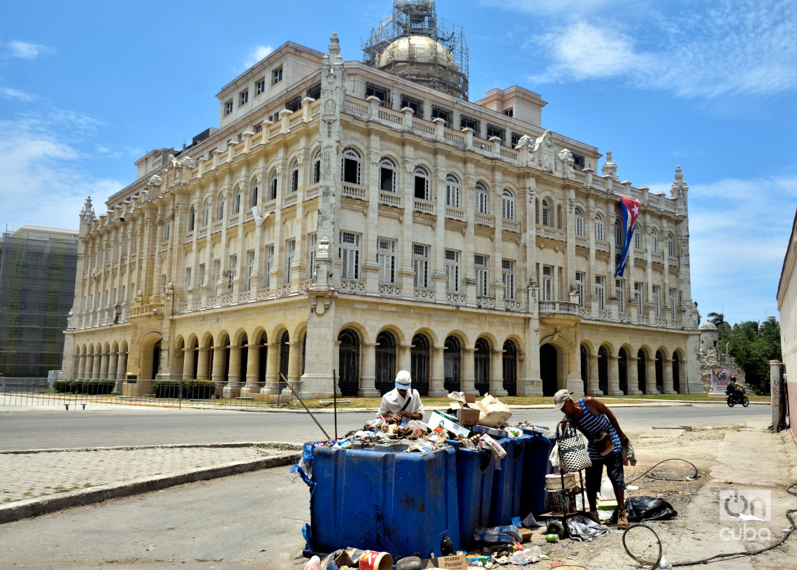 Personas buscando en la basura, en La Habana. Foto: Otmaro Rodríguez.
