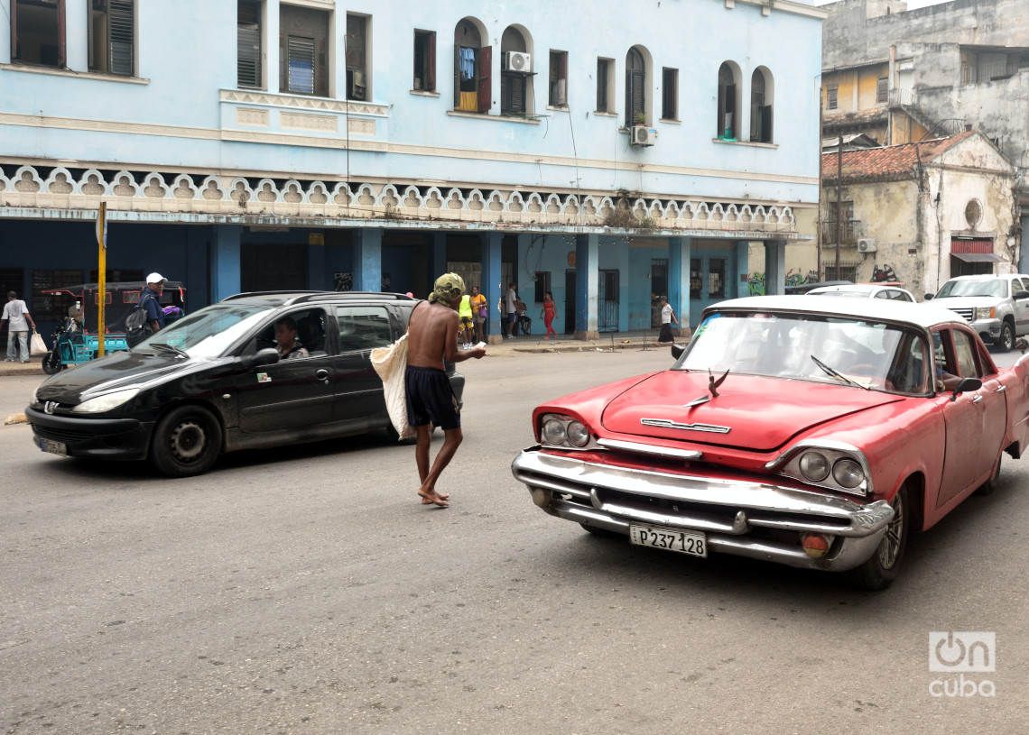 Una persona en situación de vulnerabilidad pide dinero en la calle Egido, en La Habana. Foto: Otmaro Rodríguez.