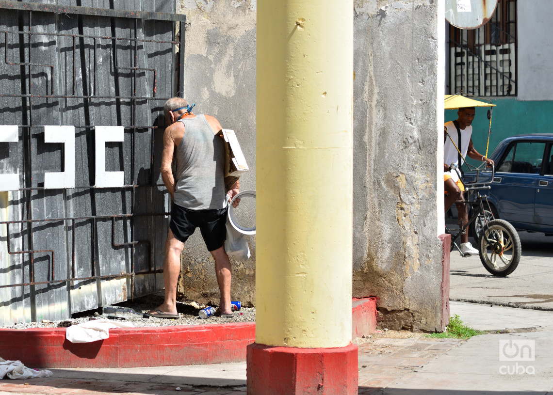 Un hombre en situación de vulnerabilidad orina en un área publica. Foto: Otmaro Rodríguez.