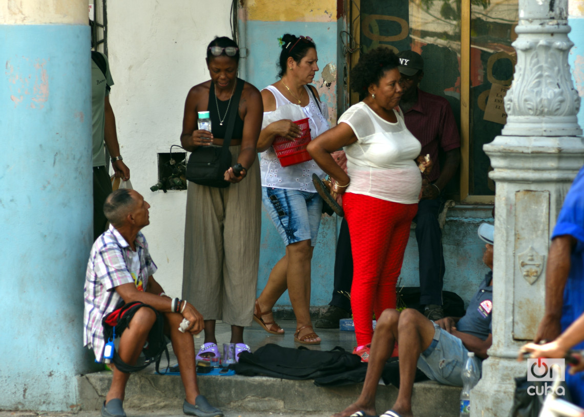 Personas en situación de vulnerabilidad que se ganan la vida como vendedores informales, en La Habana. Foto: Otmaro Rodríguez.