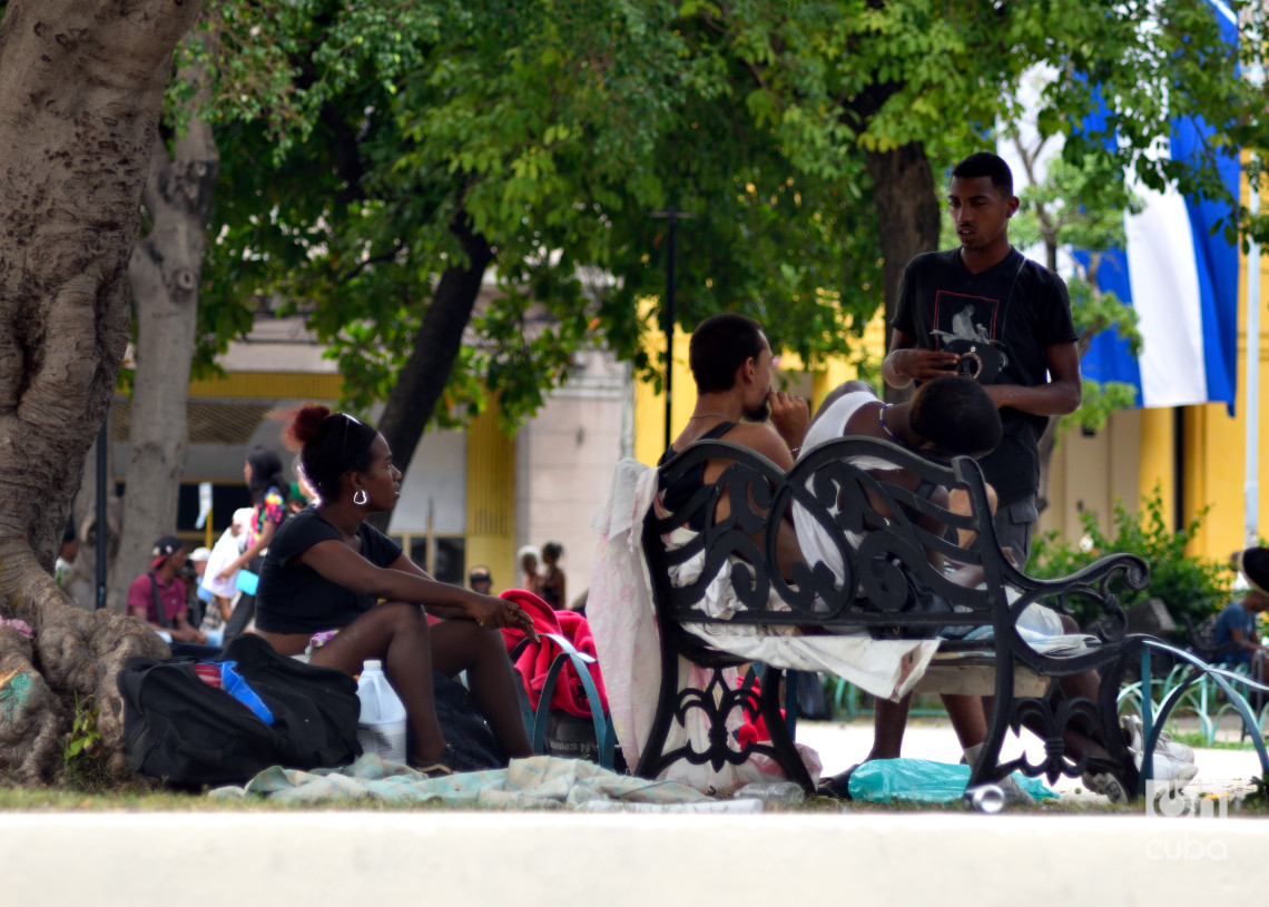Parques como los del Curita y de la Fraternidad, en La Habana, son lugares donde suelen pernoctar personas vulnerables, incluidos jóvenes. Foto: Otmaro Rodríguez.
