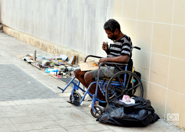 Un hombre en situación de vulnerabilidad en La Habana intenta ganarse la vida como vendedor informal. Foto: Otmaro Rodríguez.