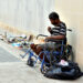 Un hombre en situación de vulnerabilidad en La Habana intenta ganarse la vida como vendedor informal. Foto: Otmaro Rodríguez.