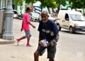Un hombre en situación de vulnerabilidad vende libros en La Habana. Foto: Otmaro Rodríguez.