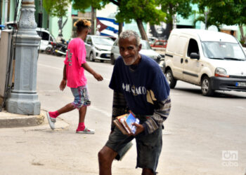Un hombre en situación de vulnerabilidad vende libros en La Habana. Foto: Otmaro Rodríguez.