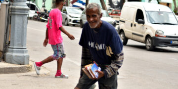 Un hombre en situación de vulnerabilidad vende libros en La Habana. Foto: Otmaro Rodríguez.