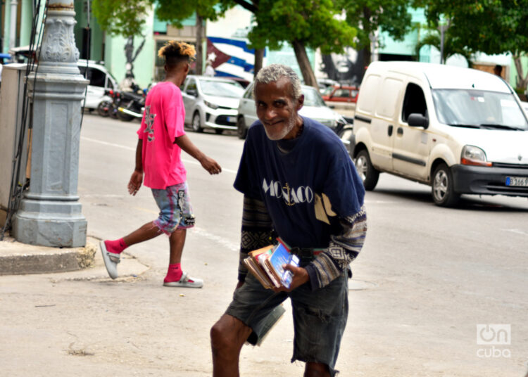 Un hombre en situación de vulnerabilidad vende libros en La Habana. Foto: Otmaro Rodríguez.