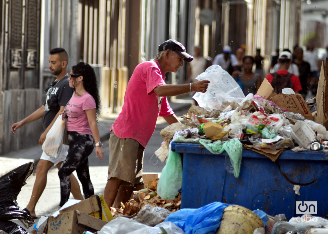 Un hombre busca en la basura, en La Habana. Foto: Otmaro Rodríguez.