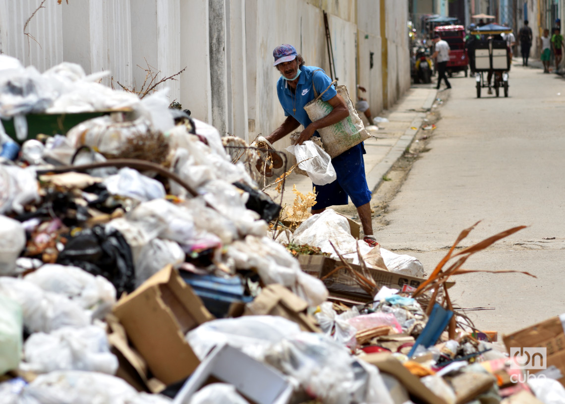 Personas buscando en la basura, en La Habana. Foto: Otmaro Rodríguez.