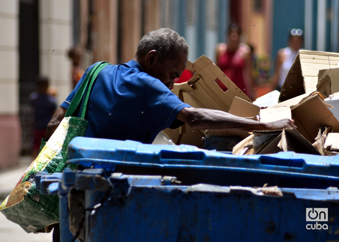 Personas buscando en la basura, en La Habana. Foto: Otmaro Rodríguez.