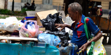 Un hombre busca en la basura, en La Habana. Foto: Otmaro Rodríguez.