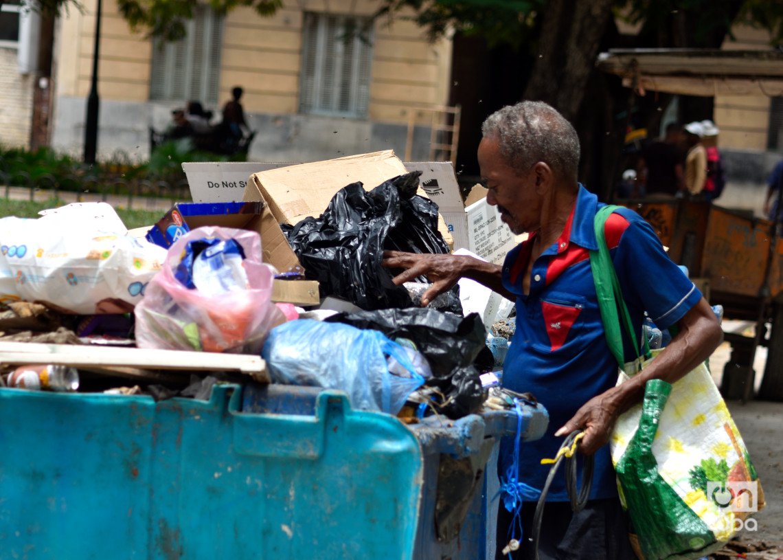 Un hombre busca en la basura, en La Habana. Foto: Otmaro Rodríguez.