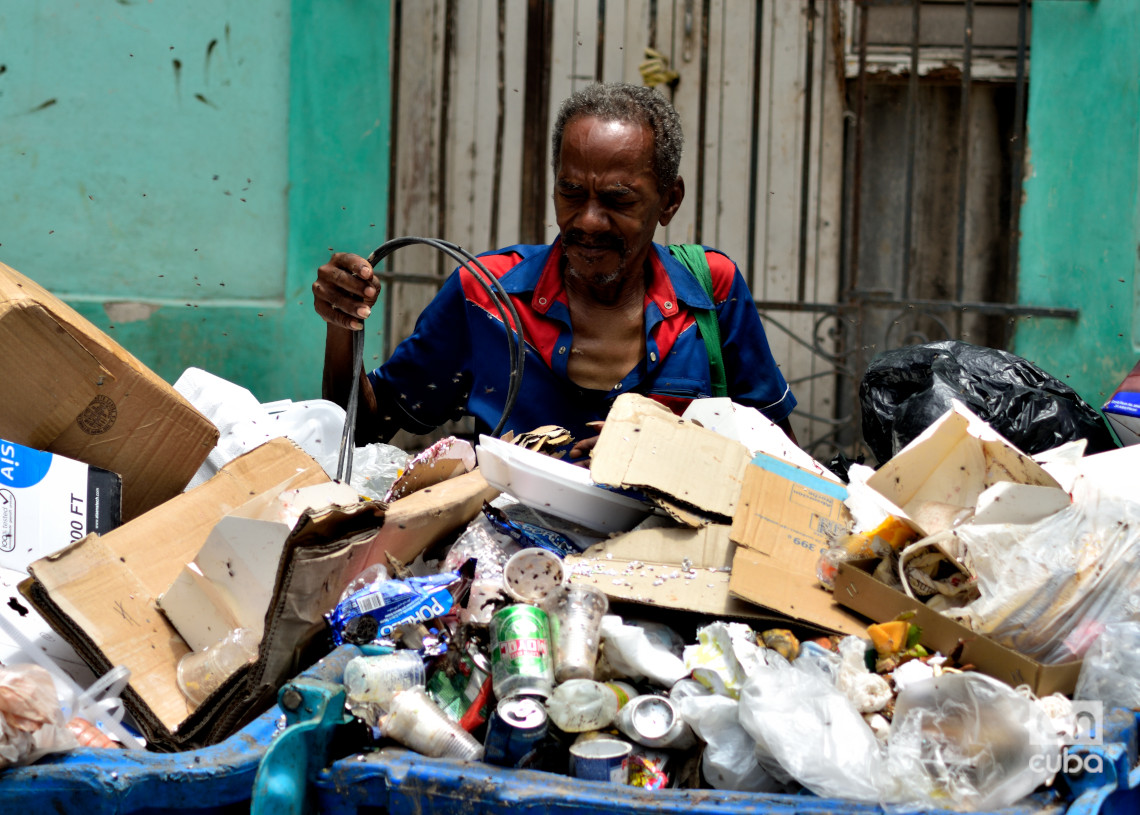 Personas buscando en la basura, en La Habana. Foto: Otmaro Rodríguez.
