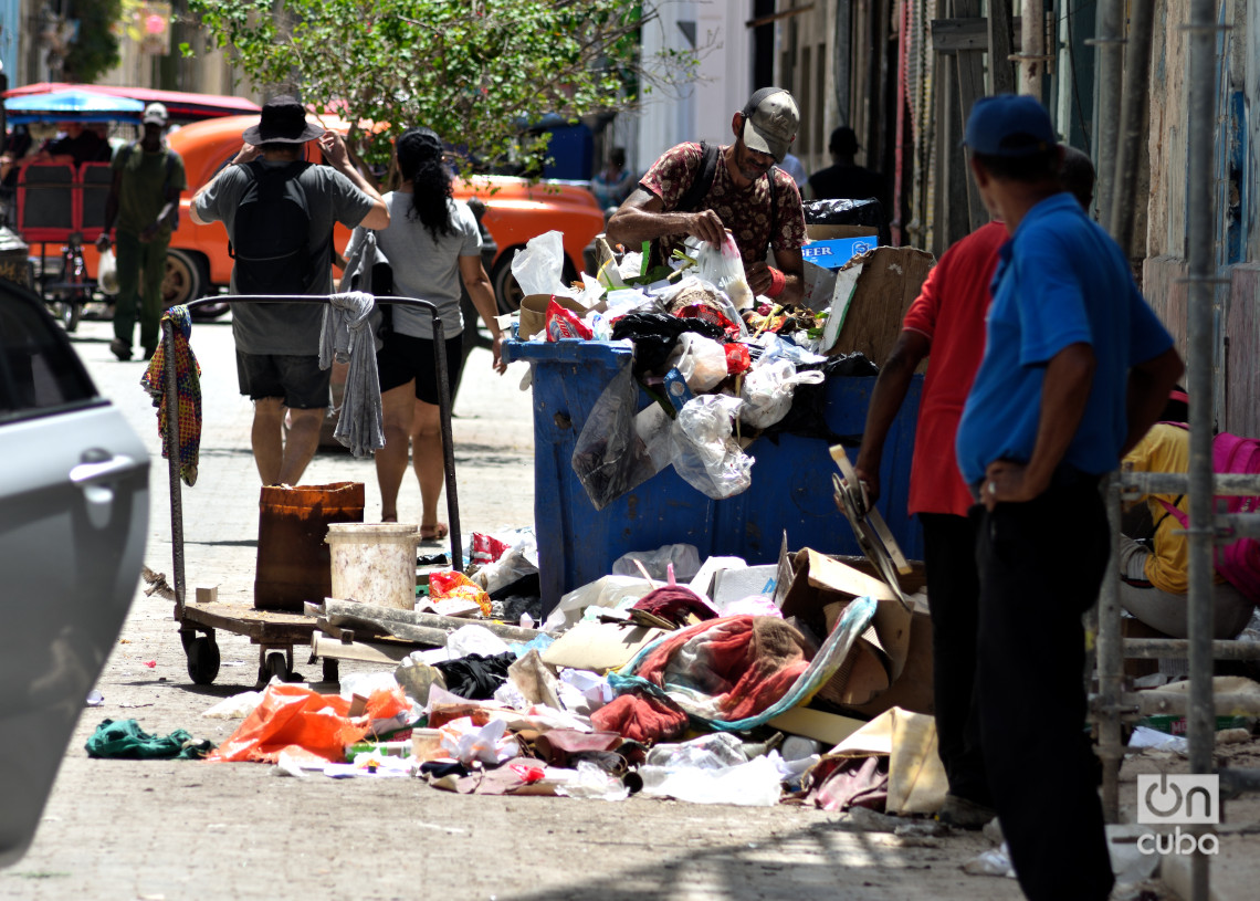 Personas buscando en la basura, en La Habana. Foto: Otmaro Rodríguez.