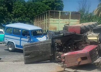 Vehículos involucrados en un accidente de tránsito en Santa Marta, cerca de Varadero, que dejó una docena de heridos, el 3 de julio de 2025. Foto: Tomada del perfil de Facebook de Radio Varadero.