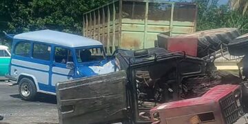 Vehículos involucrados en un accidente de tránsito en Santa Marta, cerca de Varadero, que dejó una docena de heridos, el 3 de julio de 2025. Foto: Tomada del perfil de Facebook de Radio Varadero.