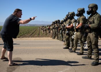 Agentes del ICE enfrentados a manifestantes en Camarillo, California, EE. UU. Foto: ALLISON DINNER/EFE/EPA.