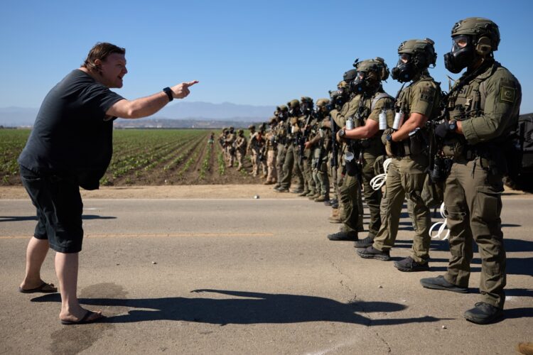 Agentes del ICE enfrentados a manifestantes en Camarillo, California, EE. UU. Foto: ALLISON DINNER/EFE/EPA.