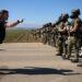 Agentes del ICE enfrentados a manifestantes en Camarillo, California, EE. UU. Foto: ALLISON DINNER/EFE/EPA.