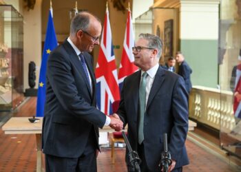 El canciller alemán, Friedrich Merz (izq.), estrecha la mano del primer ministro británico, Keir Starmer (der.), durante la firma del Tratado entre Alemania y el Reino Unido. (Alemania, Reino Unido, Londres) Foto: JAIMI JOY/ EFE/EPA/POOL