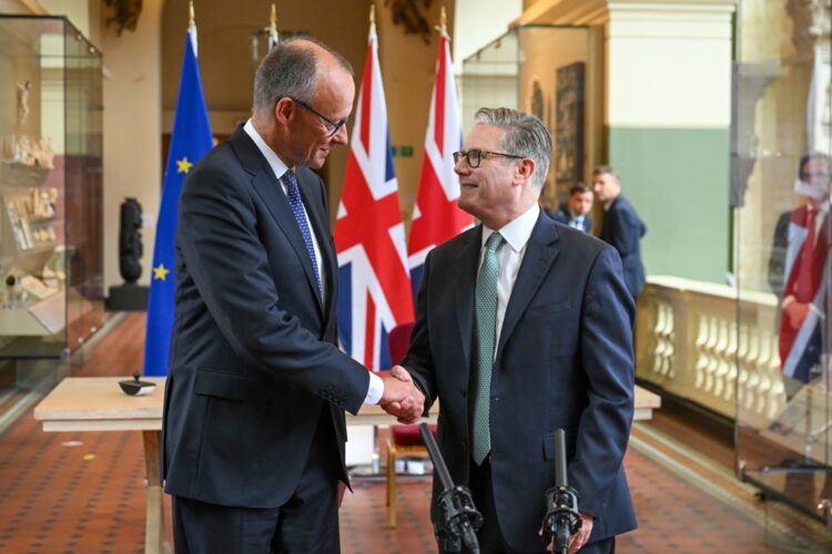 El canciller alemán, Friedrich Merz (izq.), estrecha la mano del primer ministro británico, Keir Starmer (der.), durante la firma del Tratado entre Alemania y el Reino Unido. (Alemania, Reino Unido, Londres) Foto: JAIMI JOY/ EFE/EPA/POOL