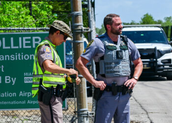 Oficiales de Policia custodian la entrada del centro de detención de migrantes 'Alligator Alcatraz' este sábado, en Ochopee (Estados Unidos). Legisladores federales y estatales de Florida denunciaron que hay 750 migrantes en jaulas tras recorrer por primera vez el nuevo centro de detención migratoria 'Alligator Alcatraz' (Alcatraz Caimán), al que llamaron un "campo de internamiento". EFE/ Giorgio Viera