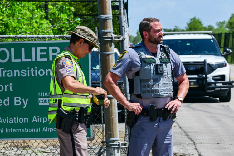 Oficiales de Policia custodian la entrada del centro de detención de migrantes 'Alligator Alcatraz' este sábado, en Ochopee (Estados Unidos). Legisladores federales y estatales de Florida denunciaron que hay 750 migrantes en jaulas tras recorrer por primera vez el nuevo centro de detención migratoria 'Alligator Alcatraz' (Alcatraz Caimán), al que llamaron un "campo de internamiento". EFE/ Giorgio Viera
